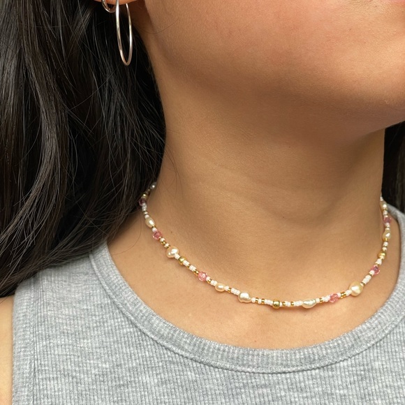 Dainty pink pearly beaded necklace - Picture 1 of 2